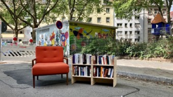 Am Clignetplatz wurde die Eichendorffstraße zwischen Spielplatz und Kleinem Café für Fußgänger*innen und Kinder geöffnet. Autos mussten draußen bleiben. Natürlich profitierte das Café davon, dass sich viele der verweilenden Menschen ein Eis, Kaffee und Kuchen holten, aber vor allem die Kinder des benachbarten Spielplatzes nutzten die Gelegenheit, so dass zeitweise alle Spielaktivitäten auf der Straße statt nebenan auf dem Spielplatz stattfanden | Foto: M. Schülke