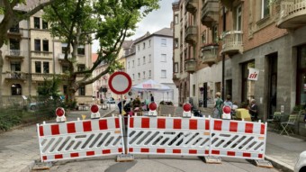 Am Clignetplatz wurde die Eichendorffstraße zwischen Spielplatz und Kleinem Café für Fußgänger*innen und Kinder geöffnet. Autos mussten draußen bleiben. Natürlich profitierte das Café davon, dass sich viele der verweilenden Menschen ein Eis, Kaffee und Kuchen holten, aber vor allem die Kinder des benachbarten Spielplatzes nutzten die Gelegenheit, so dass zeitweise alle Spielaktivitäten auf der Straße statt nebenan auf dem Spielplatz stattfanden | Foto: M. Schülke