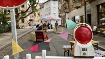 Am Clignetplatz wurde die Eichendorffstraße zwischen Spielplatz und Kleinem Café für Fußgänger*innen und Kinder geöffnet. Autos mussten draußen bleiben. Natürlich profitierte das Café davon, dass sich viele der verweilenden Menschen ein Eis, Kaffee und Kuchen holten, aber vor allem die Kinder des benachbarten Spielplatzes nutzten die Gelegenheit, so dass zeitweise alle Spielaktivitäten auf der Straße statt nebenan auf dem Spielplatz stattfanden | Foto: M. Schülke