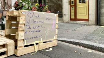 Am Clignetplatz wurde die Eichendorffstraße zwischen Spielplatz und Kleinem Café für Fußgänger*innen und Kinder geöffnet. Autos mussten draußen bleiben. Natürlich profitierte das Café davon, dass sich viele der verweilenden Menschen ein Eis, Kaffee und Kuchen holten, aber vor allem die Kinder des benachbarten Spielplatzes nutzten die Gelegenheit, so dass zeitweise alle Spielaktivitäten auf der Straße statt nebenan auf dem Spielplatz stattfanden | Foto: M. Schülke