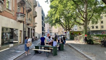 Am Clignetplatz wurde die Eichendorffstraße zwischen Spielplatz und Kleinem Café für Fußgänger*innen und Kinder geöffnet. Autos mussten draußen bleiben. Natürlich profitierte das Café davon, dass sich viele der verweilenden Menschen ein Eis, Kaffee und Kuchen holten, aber vor allem die Kinder des benachbarten Spielplatzes nutzten die Gelegenheit, so dass zeitweise alle Spielaktivitäten auf der Straße statt nebenan auf dem Spielplatz stattfanden | Foto: M. Schülke