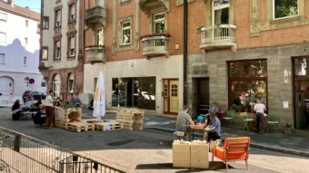 Am Clignetplatz wurde die Eichendorffstraße zwischen Spielplatz und Kleinem Café für Fußgänger*innen und Kinder geöffnet. Autos mussten draußen bleiben. Natürlich profitierte das Café davon, dass sich viele der verweilenden Menschen ein Eis, Kaffee und Kuchen holten, aber vor allem die Kinder des benachbarten Spielplatzes nutzten die Gelegenheit, so dass zeitweise alle Spielaktivitäten auf der Straße statt nebenan auf dem Spielplatz stattfanden | Foto: M. Schülke