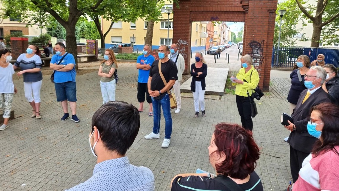 Wie eine Wahlkampfveranstaltung für die CDU mutete das Treffen des Arbeitskreis "Wohnumfeld Neckarstadt" an. In der Mitte Maik Rügemer, Sprecher des Arbeitskreises und CDU-Mitglied, rechts CDU-Bundestagskandidat Roland Hörner mit Buch und Maske unter der Nase | Foto: CDU Neckarstadt