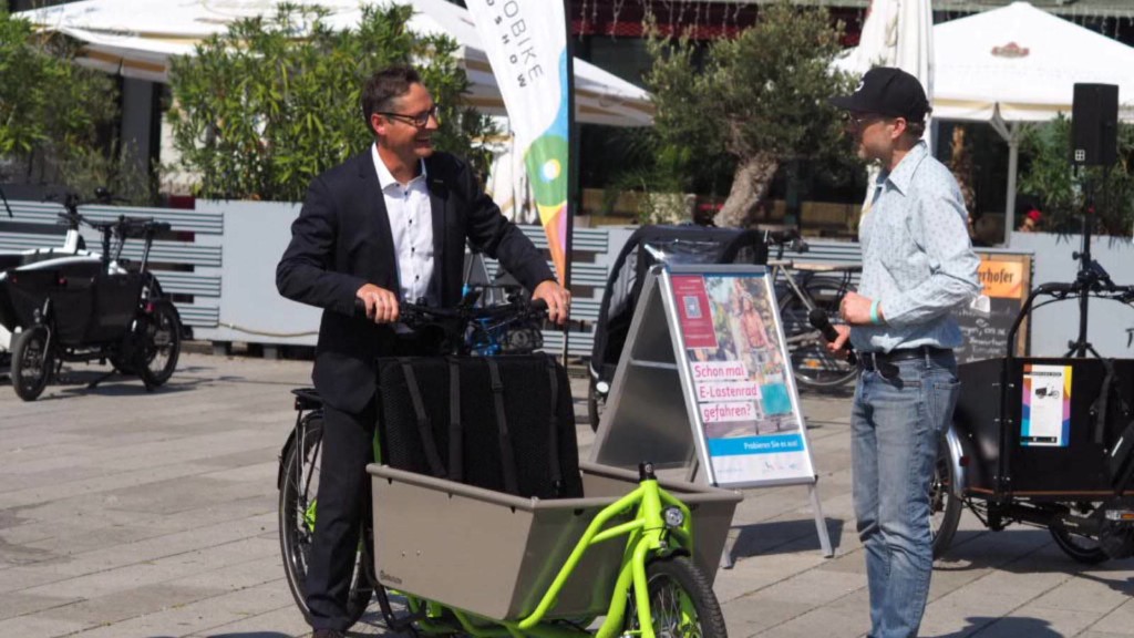 Bürgermeister Ralf Eisenhauer (links) testete auf der Cargobike Roadshow am Alten Messplatz selbst ein Lastenrad-Modell | Foto: Stadt Mannheim