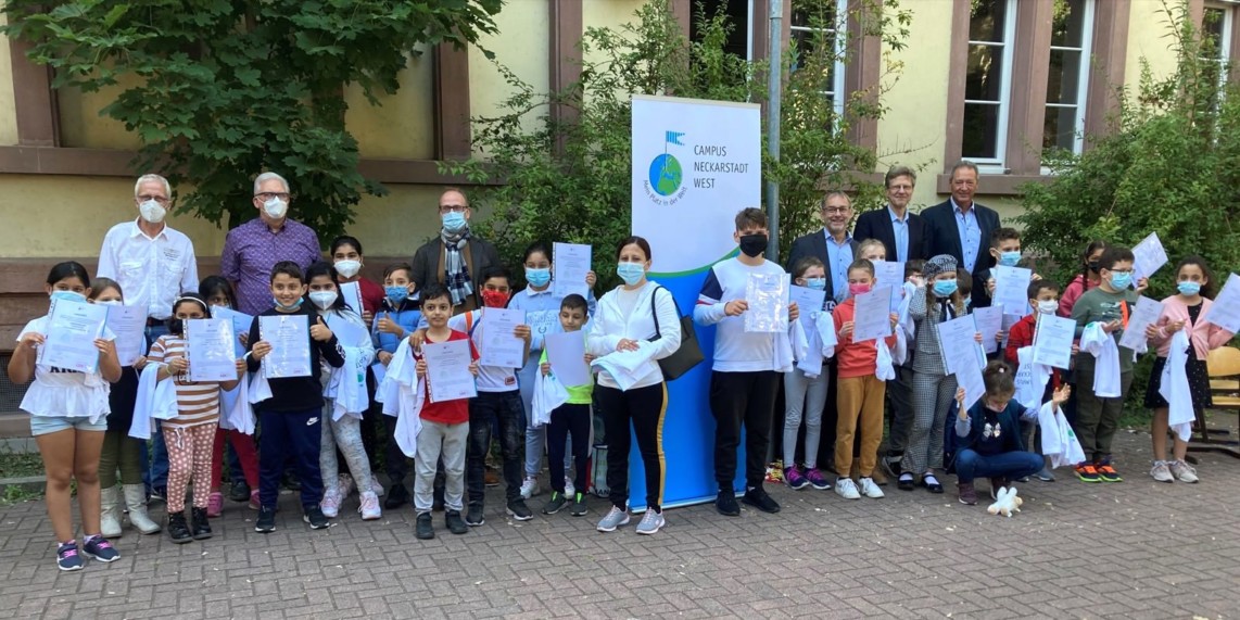 Von rechts hinten: Polizeipräsident a.D. Thomas Köber und Präsident Prof. Dr. Stefan Post vom Rotary Club Mannheim, der Schulleiter der Humboldt-Grundschule, Anderas Baudisch, Bürgermeister Dirk Grunert, der Vorsitzende des Fördervereins Neckarstadt-West, Reinhold Götz, und der Leiter der Neckarschule, Peter Deffaa, gemeinsam mit den Kindern | Foto: Stadt Mannheim