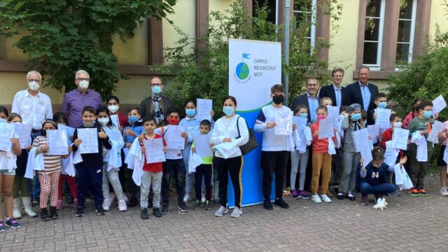 Von rechts hinten: Polizeipräsident a.D. Thomas Köber und Präsident Prof. Dr. Stefan Post vom Rotary Club Mannheim, der Schulleiter der Humboldt-Grundschule, Anderas Baudisch, Bürgermeister Dirk Grunert, der Vorsitzende des Fördervereins Neckarstadt-West, Reinhold Götz, und der Leiter der Neckarschule, Peter Deffaa, gemeinsam mit den Kindern | Foto: Stadt Mannheim