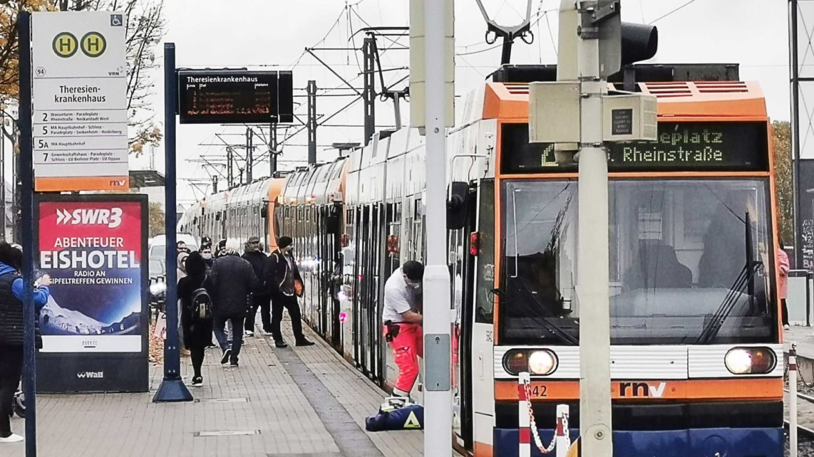 Nach einem medizinischen Vorfall in der vordersten Straßenbahn und der Versorgung des Patienten durch einen Notarzt kann die Bahn an der Haltestelle Theresienkrankenhaus nicht weiterfahren. Dahinter stauen sich Straßenbahnen auf der Friedrich-Ebert-Brücke | Foto: Dieter Leder