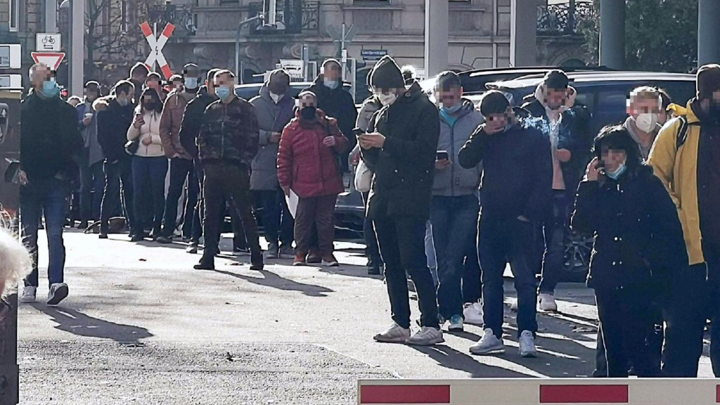 Mehrere hundert Menschen warteten am 24. November vor dem Nationaltheater auf ihre Impfung. Die Menschenschlange reichte fast um das halbe Theater. Das Foto entstand kurz vor 12 Uhr | Foto: Dieter Leder