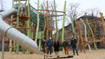 Eigenbetriebsleiter Stadtraumservice Markus Roeingh, Bürgermeisterin Prof. Dr. Diana Pretzell, Peter Hennrich vom Eigenbetrieb Stadtraumservice und MWSP-Geschäftsführer Achim Judt freuen sich über den Spielplatz | Foto: Stadt Mannheim