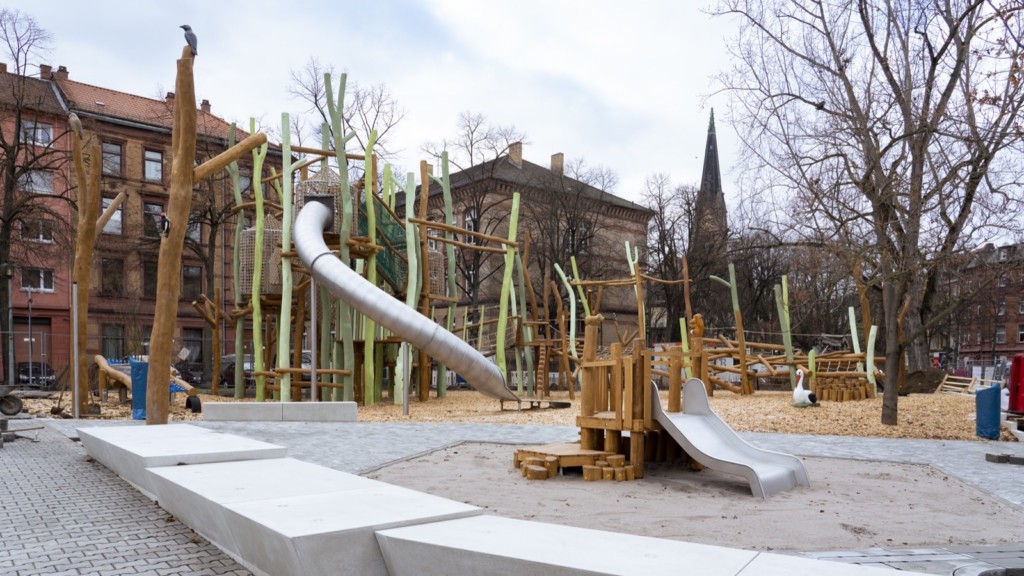 neumarkt spielplatz annette mueck 1024x576 - Spielplatz auf dem Neumarkt mit Kletterparcours neu eröffnet