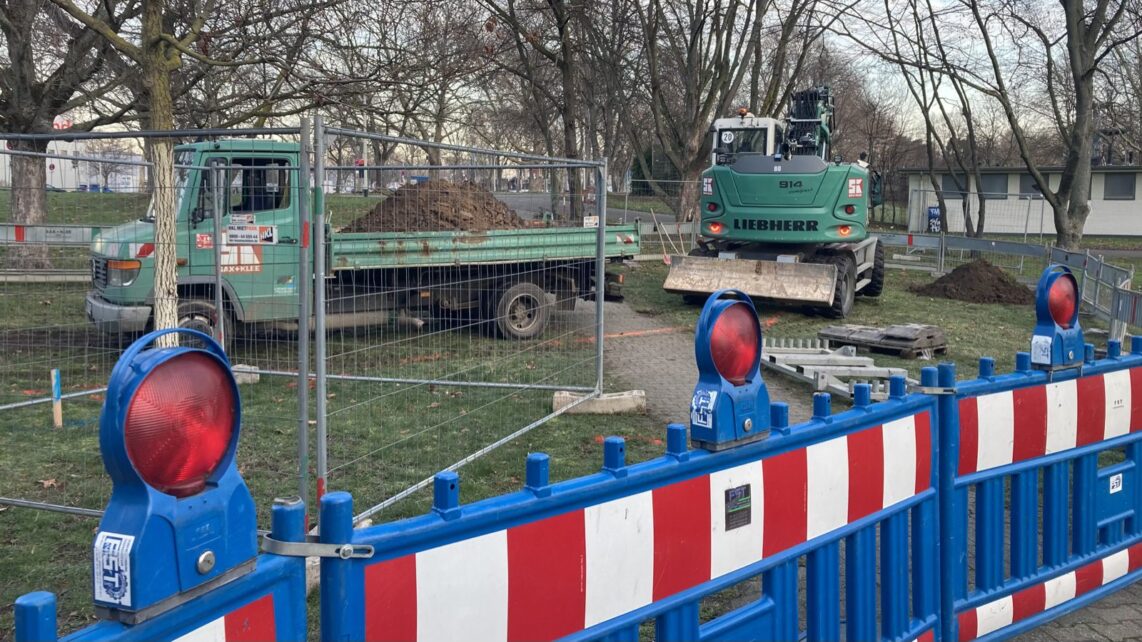 raeumung-der-bauflaeche-kombibad-img_7482 Erste Tiefbauarbeiten zur Verlegung von Versorgungsleitungen wie z.B. ein neuer Abwasserkanal für das Freibad und neue Fernwärmeleitungen | Foto: M. Schülke