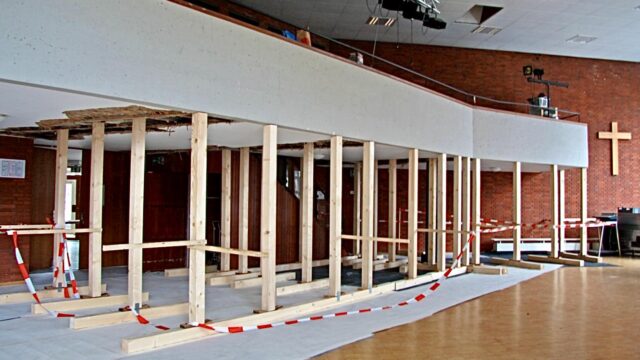 Die abgestützte Empore im Gemeindehaus neben der Melanchthonkirche. Das Haus musste geschlossen werden und ist ein Beispiel dafür, wie es mit den Gebäuden in der Badischen Landeskirche aussieht. Die Zukunft heißt überwiegend: aufgeben | Foto: Paesler