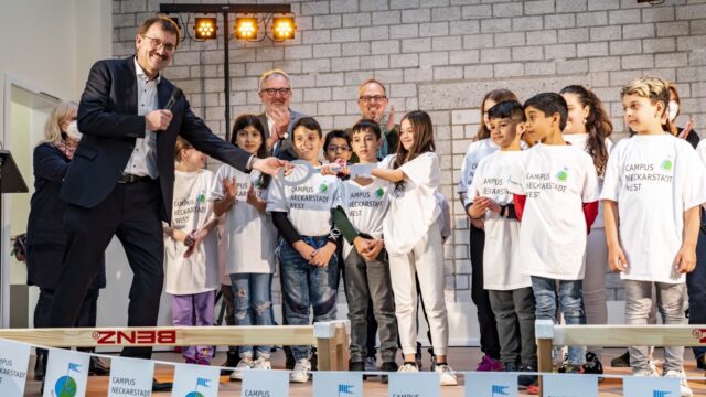 GBG-Geschäftsführer Karl-Heinz Frings übergibt der Stadt Mannheim, vertreten durch Oberbürgermeister Dr. Peter Kurz und Bildungsbürgermeister Dirk Grunert sowie den Campus-Kindern den Schlüssel für den neuen, dritten Campus-Standort, den Kaisergarten | Foto: MWSP / Nikola Haubner