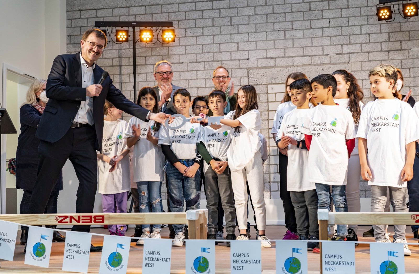 GBG-Geschäftsführer Karl-Heinz Frings übergibt der Stadt Mannheim, vertreten durch Oberbürgermeister Dr. Peter Kurz und Bildungsbürgermeister Dirk Grunert sowie den Campus-Kindern den Schlüssel für den neuen, dritten Campus-Standort, den Kaisergarten | Foto: MWSP / Nikola Haubner