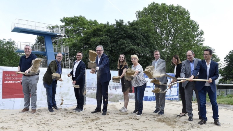Mit dem offiziellen Spatenstich beginnt am 17. Mai 2022 die Bauphase des Kombibads Herzogenried | Foto: Stadt Mannheim / Thomas Tröster