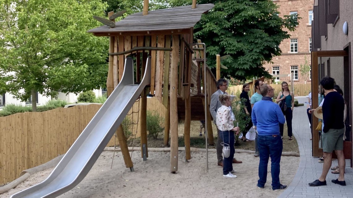 Zwischen Neubauten und kaiserlicher Kaserne ist ein modernes Konderhaus entstanden | Foto: Volker Beisel