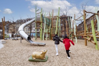 Der neue Spielplatz auf dem Neumarkt mit gewaltigem Klettergerüst | Foto: MWSP / Annette Mück