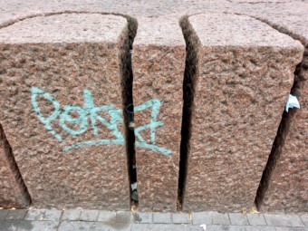Der Granitquader mit der Rotzbeschriftung versinnbildlicht das Mannheimer Tor, durch das Carl Theodor zu seiner Lodge kutschierte | Foto: Elvira Richter