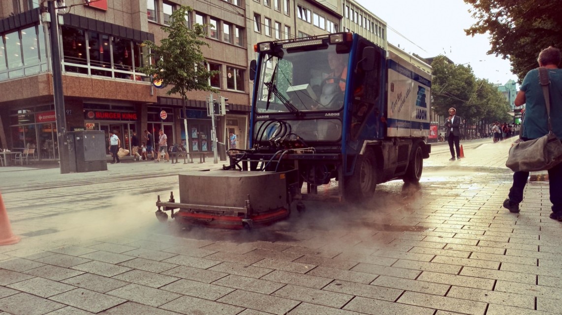 Teures Spezialgerät aus den Niederlanden kümmert sich um Mannheimer Dreck | Foto: Elvira Richter