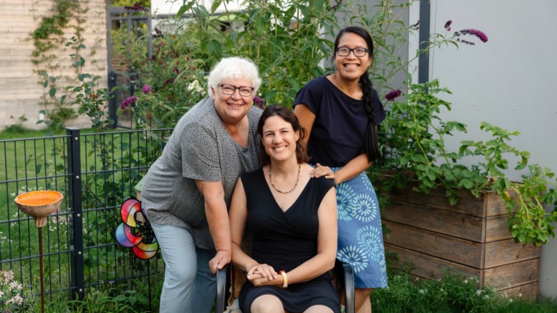 Die drei Organisatorinnen des Gartenflohmarkts Centro Verde: (v.l.) Monika Gordt, Claudia Mauser und Lys Y. Seng