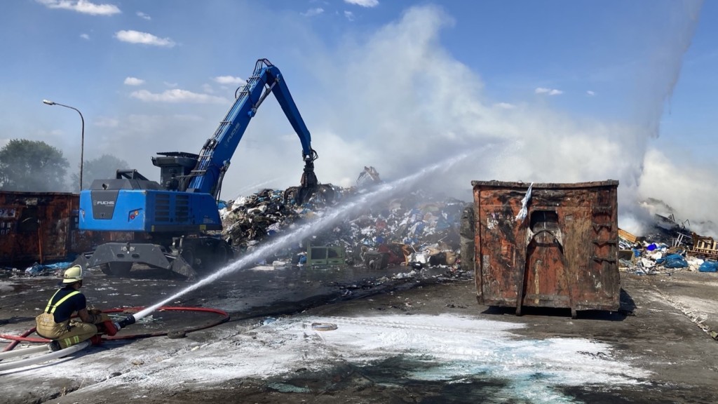 Am Mittwochvormittag ist in einem Recyclingbetrieb ein Feuer ausgebrochen | Foto: Stadt Mannheim