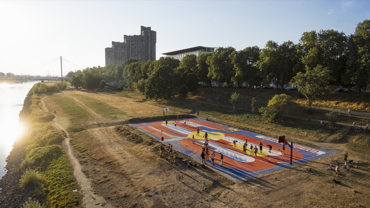 Florian Budke, Architekt und Grafiker, verwandelte den Betonplatz zum Basketballturnier "Red Bull Half Court" mit Unterstützung des österreichischen Getränkeherstellers in einen einzigartigen Sportplatz | Foto: Marius Heimburger