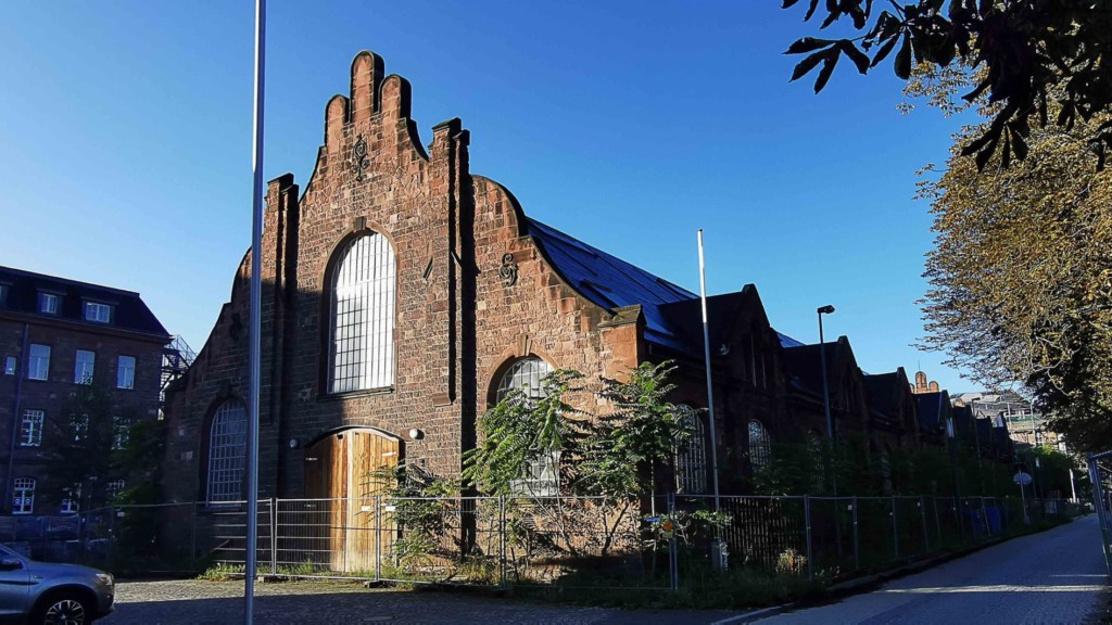 Die ehemalige Reiterhalle auf Turley, erbaut um 1900. Ein denkmalgeschütztes Objekt, das 2012 von der MWSP an den Investor Tom Bock verkauft wurde. Seit dem passierte nicht mehr viel mit dem Objekt. Im Oktober 2022 kommt es zur Zwangsversteigerung, der Verehrswert ist mit 650.000 Euro angesetzt | Foto: Dieter Leder