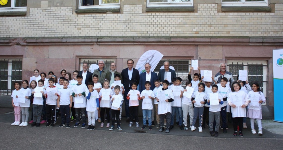 Am 6. Oktober 2022 übergab Frank Heberger, Präsident des Rotary-Clubs Mannheim, an insgesamt 40 Campus-Kinder die Stipendienurkunden auf dem Hof der Humboldt-Grundschule | Foto: Stadt Mannheim