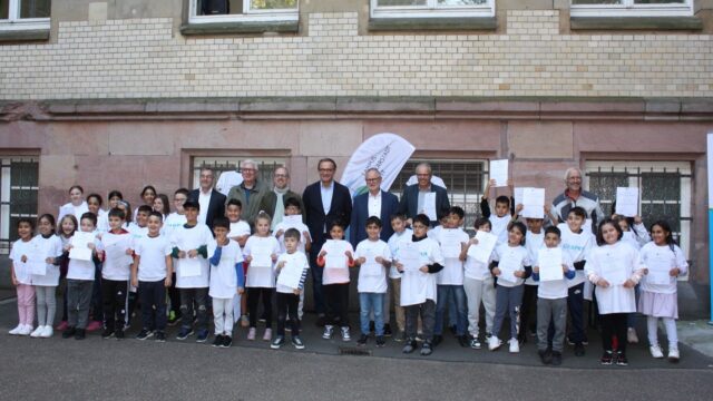 Am 6. Oktober 2022 übergab Frank Heberger, Präsident des Rotary-Clubs Mannheim, an insgesamt 40 Campus-Kinder die Stipendienurkunden auf dem Hof der Humboldt-Grundschule | Foto: Stadt Mannheim