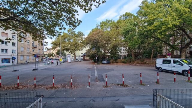 Der Platz vor der Uhlandschule wird derzeit noch als öffentlicher Parkplatz genutzt | Foto: Stadt Mannheim