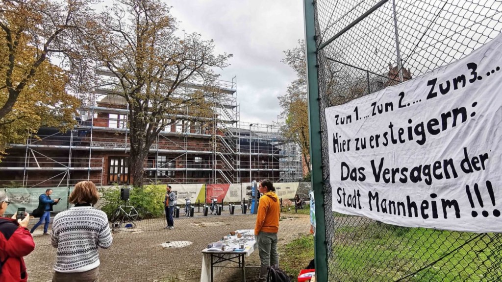 Vor der seit Jahren ruhenden Baustelle des ehemaligen Casinos demonstrierten am 8. Oktober 2022 Mitglieder des Mietshäuser Syndikats auf dem Turley-Gelände. Am 13. Oktober beginnen die Zwangsversteigerungen, bei der derzeit neun Objekte im Verkehrswert von mehr als 30 Millionen Euro zum Ausruf kommen | Foto: Dieter Leder