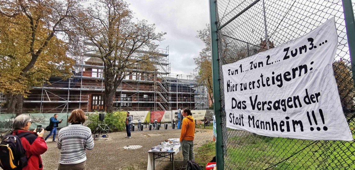 Vor der seit Jahren ruhenden Baustelle des ehemaligen Casinos demonstrierten am 8. Oktober 2022 Mitglieder des Mietshäuser Syndikats auf dem Turley-Gelände. Am 13. Oktober beginnen die Zwangsversteigerungen, bei der derzeit neun Objekte im Verkehrswert von mehr als 30 Millionen Euro zum Ausruf kommen | Foto: Dieter Leder