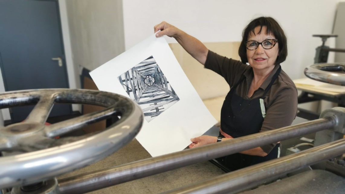 Sonja Scherer, Vorsitzende des BBK, an einer Tiefdruckpresse für Radierungen in den Druckwerkstätten des BBK; hier noch in der Alten Feuerwache | Foto: Dieter Leder