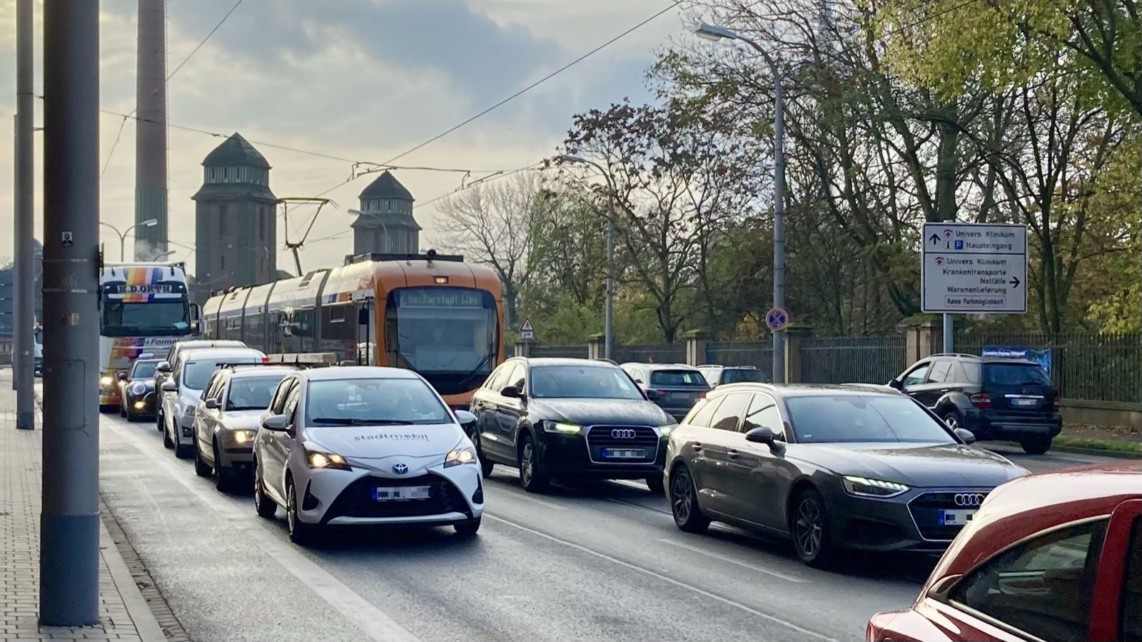 Der Verkehr staut sich in der Röntgenstraße (Symbolbild) | Foto: M. Schülke