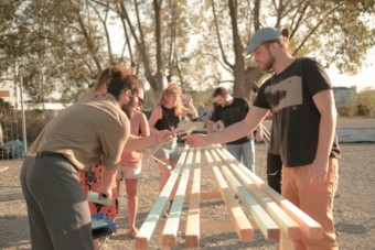 Auch das Bauen der OASE geschieht als Gemeinschaftsprojekt | Foto: Jonathan Funk