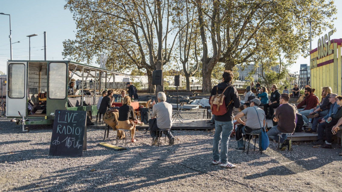 Buntes Publikum bei einer vergangenen OASE-Veranstaltung | Foto: Shooresh Fezoni