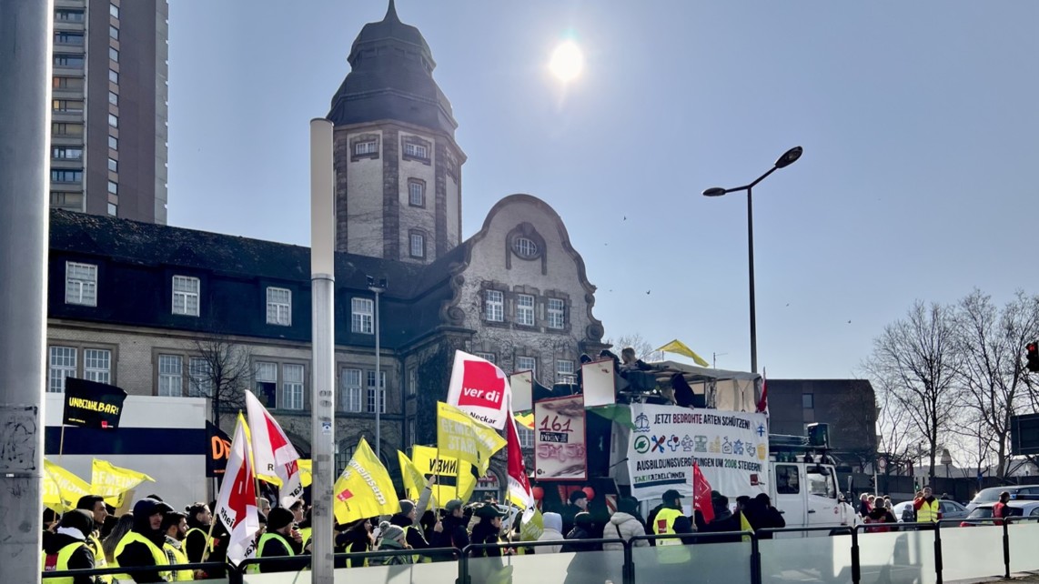 streik verdi demo 03 2023 img 0217 1142x642 - Warnstreik legt am Freitag städtische Einrichtungen lahm