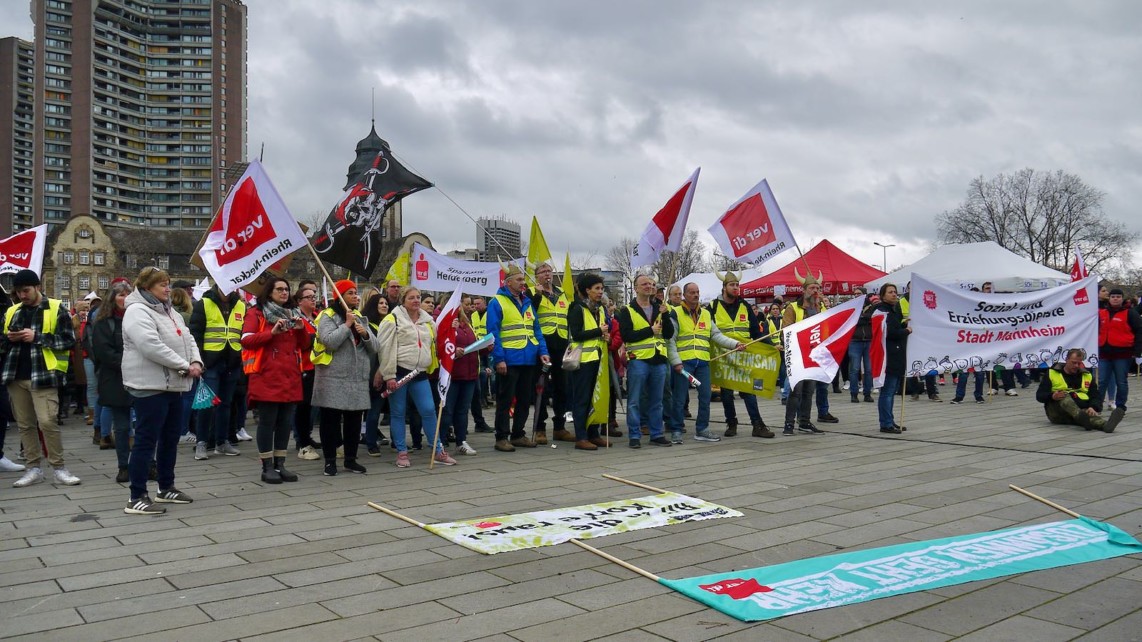 4.000 Streikende versammelten sich zur Abschlusskundgebung auf dem Alten Messplatz | Foto: M. Schülke