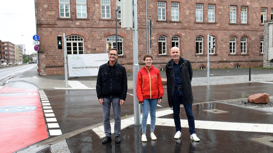 Baubürgermeister Ralf Eisenhauer, Irina Rabenseifner (MWSP-Projektleitung Turley) und MWSP-Geschäftsführer Achim Judt (v.l.) bei der Öffnung der Heinrich-Wittkamp-Straße zur Friedrich-Ebert-Straße (B38) | Foto: MWSP / Thomas Tröster