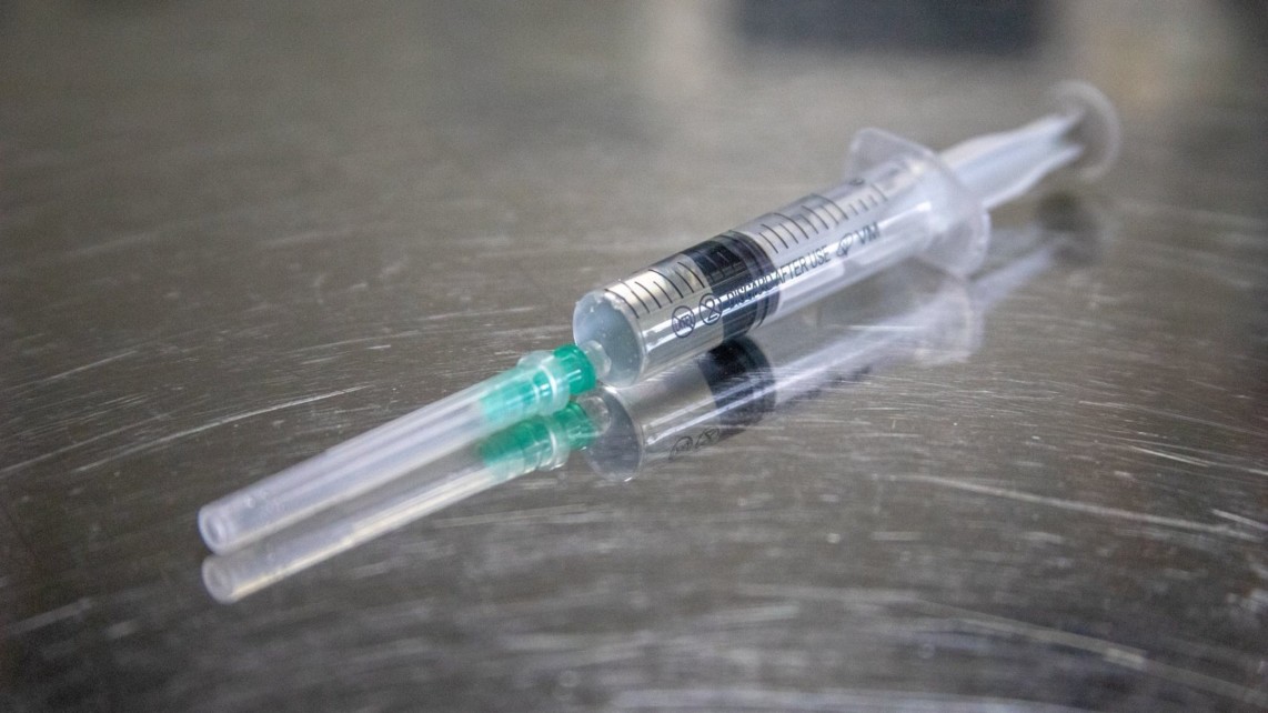 impfung symbolbild mirko sajkov pixabay needle 5003627 1142x642 - Gesundheitsamt empfiehlt Impfauffrischung und Masken