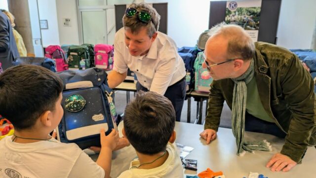 Bürgermeister Grunert dankte dem Kiwanis-Club, dem Förderverein und allen Beteiligten für ihr großes Engagement und die langjährige Hilfe. Die Freude der Kinder, die zusammen mit ihren Eltern und Erzieher*innen die Geschenke entgegennahmen, war groß | Foto: Stadt Mannheim