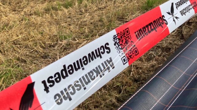 schweinepest-absperrband-stadt-mannheim Auch die Bürger*innen sind aufgefordert, eine Ausbreitung des ASP-Virus zu verhindern. Daher ist unter anderem das Radfahren, Gehen oder Reiten nur auf dafür vorgesehenen Wegen gestattet. Zudem gilt eine Leinenpflicht für Hunde | Foto: Stadt Mannheim