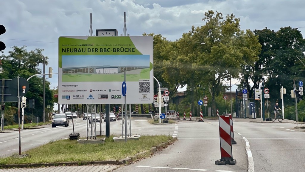 Mittlerweile informiert ein Schild über den kommenden Neubau der BBC-Brücke | Foto: M. Schülke
