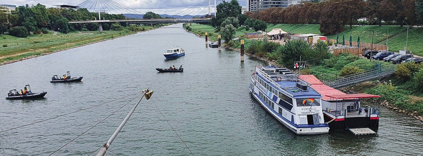 Mit zahlreichen Booten begleitete die Polizei den Ausflug des rechtsextremistischen Verdachtsfalls | Foto: OAT Mannheim