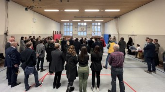 In der kleinen Turnhalle wurden die Reden anlässlich des späteren Spatenstichs gehalten | Foto: M. Schülke