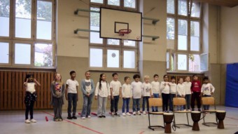 Kinder der Klasse 2b beim ersten Einstimmungssong | Foto: M. Schülke