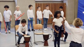 Die Kinder der Klasse 2b bei ihrem zweiten Song | Foto: M. Schülke