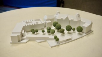 Das Modell zeigt den prachtvollen Bestandsbau und den geplanten Neubau | Foto: M. Schülke