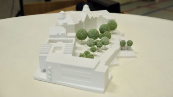 Das Modell zeigt den prachtvollen Bestandsbau und den geplanten Neubau | Foto: M. Schülke