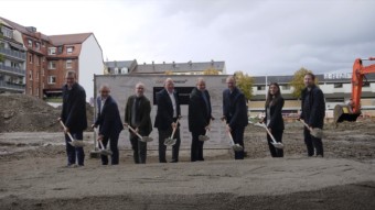 Vertreter der Stadt und der BBS beim ersten Spatenstich | Foto: M. Schülke